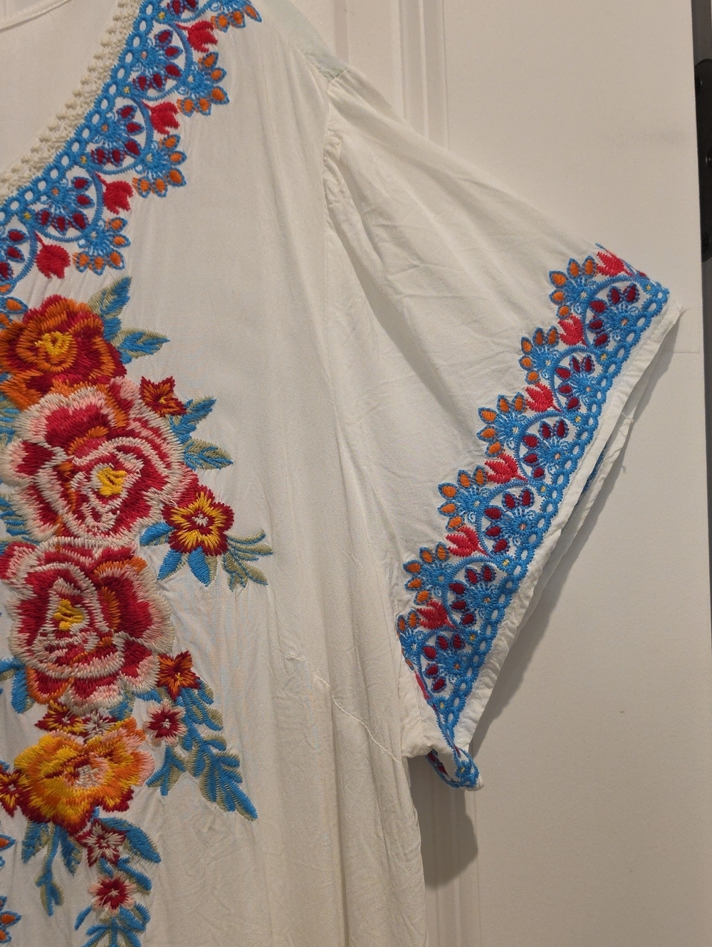Angel Heart Boutique White Embroidered Floral V-Neck Tunic 2x - Picture 4 of 6
